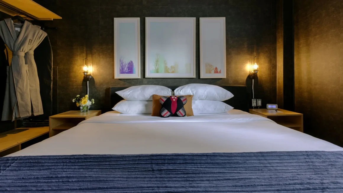 Anndore House in Toronto, Canada hotel room 