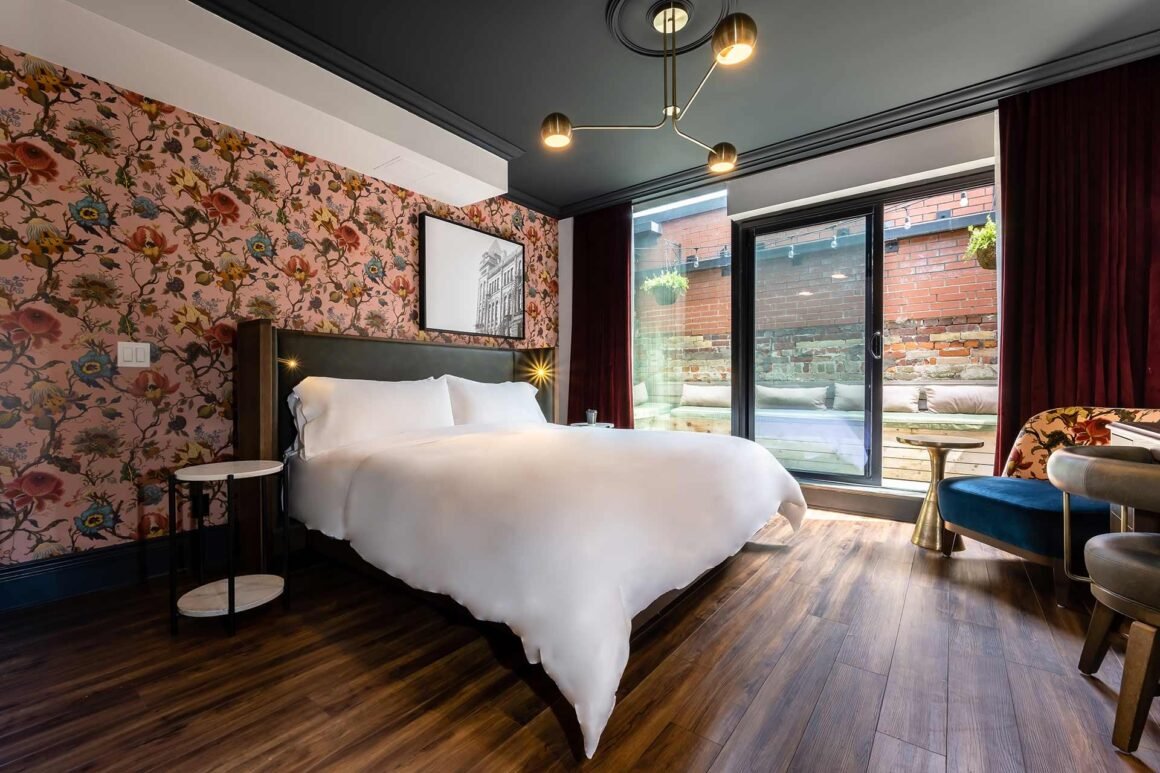 Broadview Hotel in Toronto terrace room